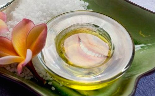Возвращаем белизну зубам используя масло чайного дерева