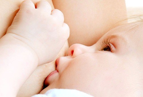 Часто малыш не может вытянуть язык на достаточное расстояние, вследствие чего происходит неправильный захват груди