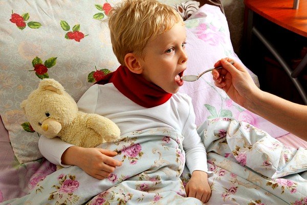 Применение детям при кашле настойки прополиса с молоком окажет хороший лечебный эффект при бронхите и тонзиллите