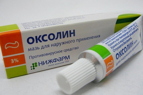 Очищенные носовые проходы обрабатывают оксолиновой мазью