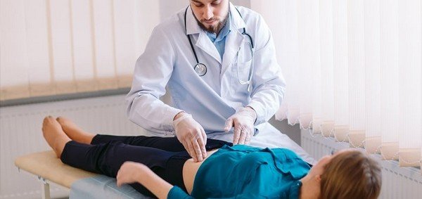 Диагностика патологии осуществляется на основе жалоб пациента и физикального осмотра Прием у врача